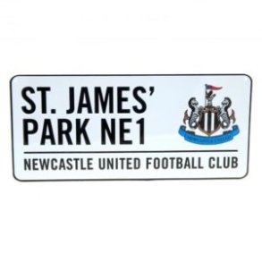 Newcastle klubskilt i pr�get metal / Skt. James Park M�l: 40 x 18 cm.